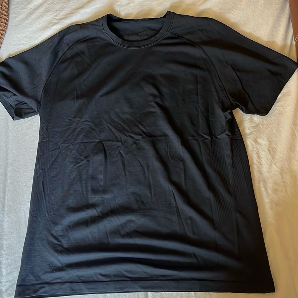 Lululemon Metal Vent Tech Short Sleeve Shirt Size XL.